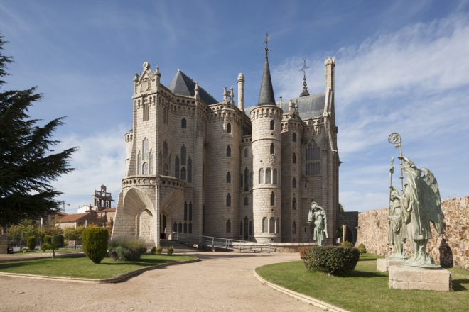 Exterior_Palacio-de-Gaudi